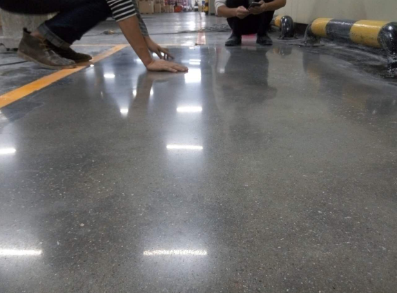 鼎業裝飾告訴您，很多人在家里做水泥地面，太聰明了！